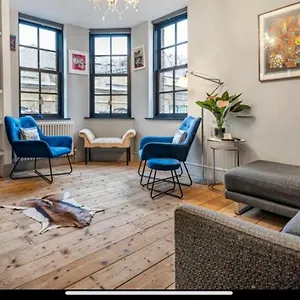 Apartment Tower Bridge, Boutique, Shad Thames Butlers Wharf Secure Parking , Balcony View Of Shard, Luxury With Van Parking Upto 4 Vans Ideal For Builders Shopfitters Secure Cctv, London